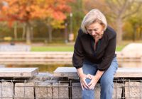 elderly lady grabbing her knee in pain